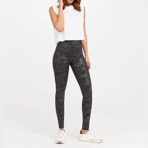 SPANX Look At Me Now Camo Seamless Leggings - size Large